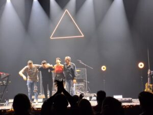 Aidalia saluda al público al final del concierto