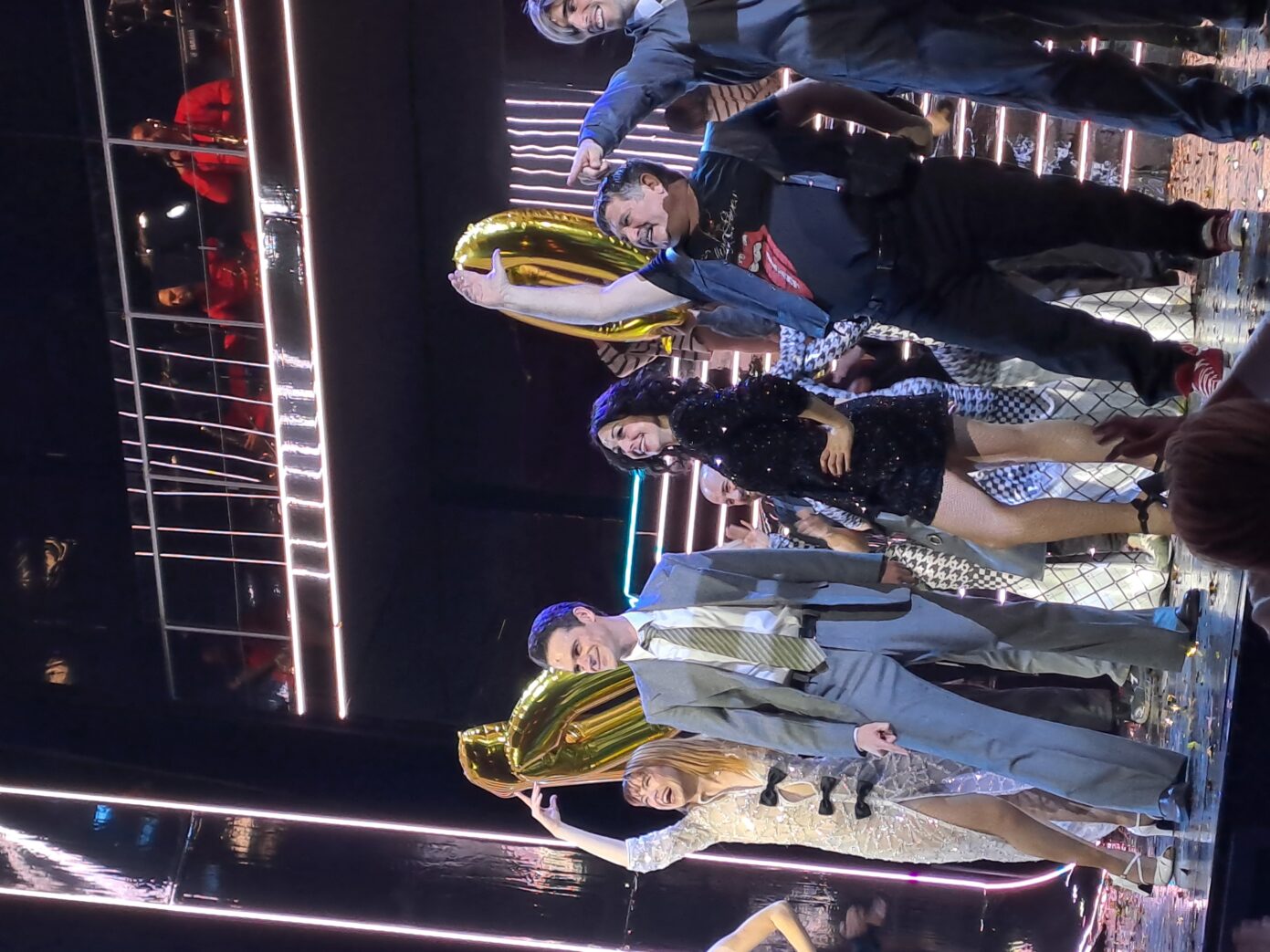 El equipo de 'Bailo, bailo' celebran las 100 funciones con el público