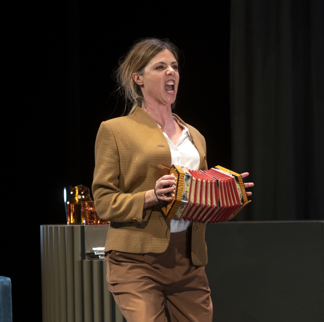 Imagen de Manuela Velasco en la obra 'Un delicado equilibrio' (Teatro Fernán Gómez)