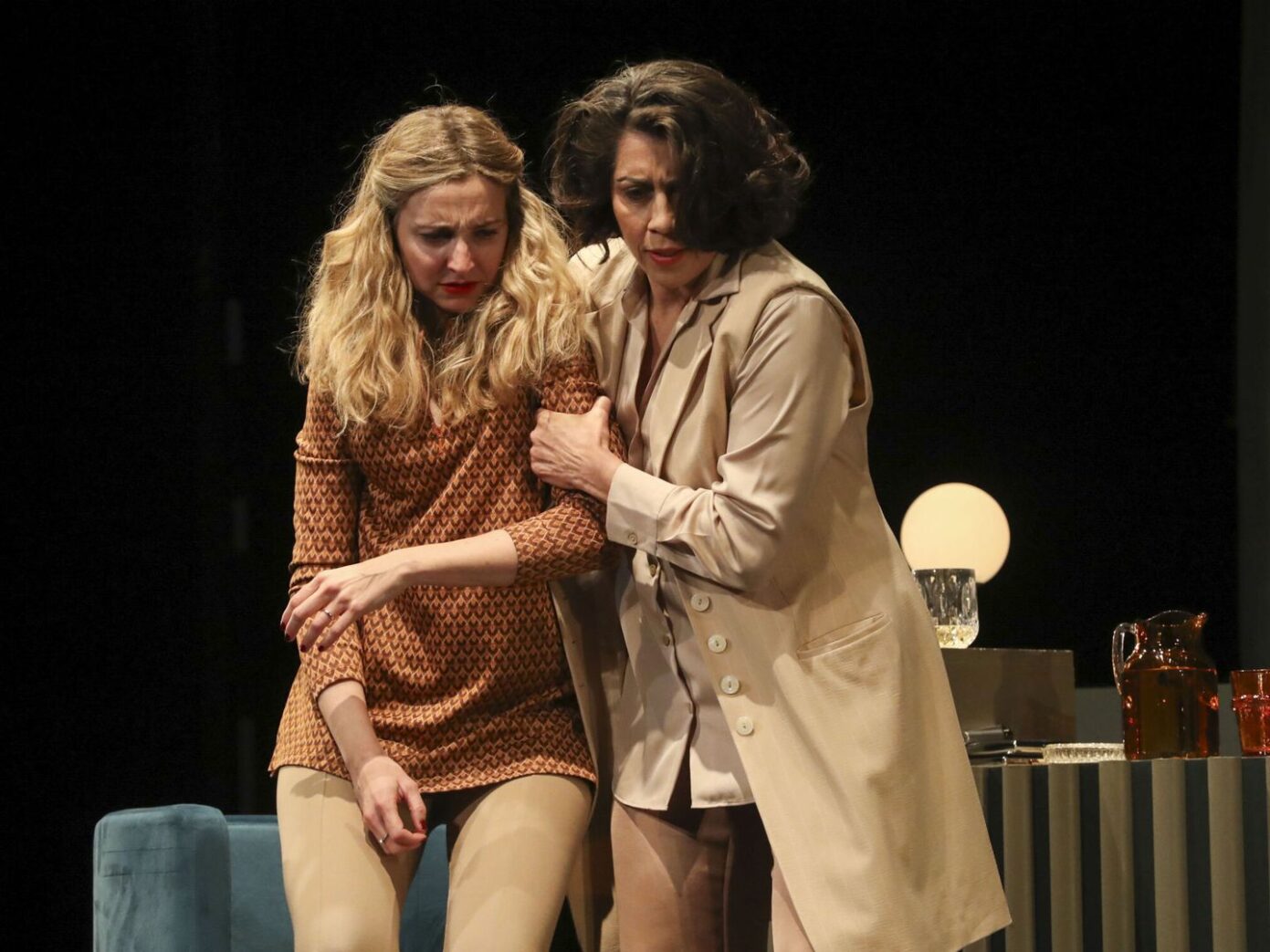 Alicia Borrachero y Anna Moliner, en un momento del pase gráfico de 'Un delicado equilibrio' (EFE/Gema García)