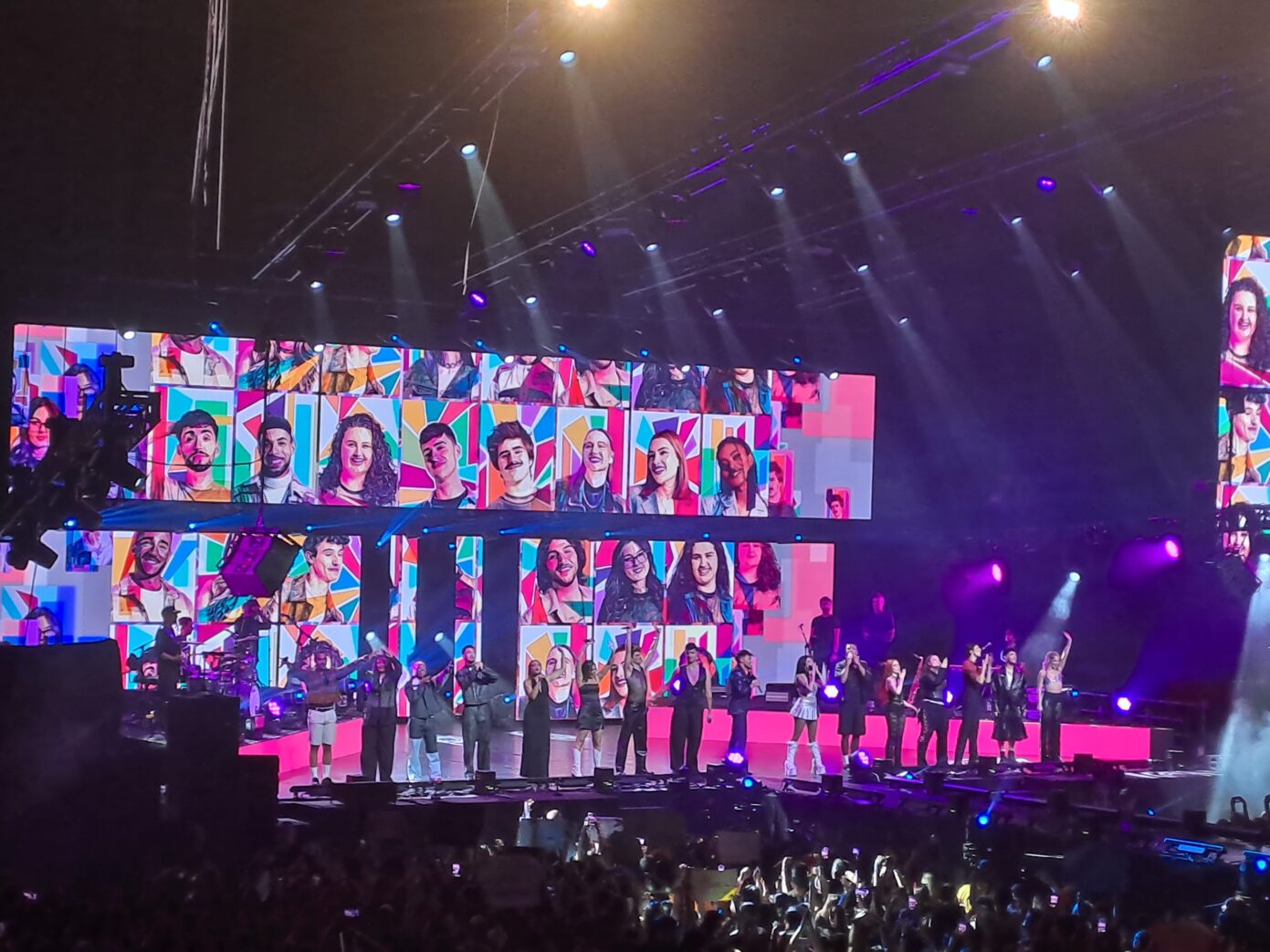Imagen de la primera grupal de los participantes de 'Operación Triunfo' durante el concierto del jueves en Madrid (Marina Velasco)