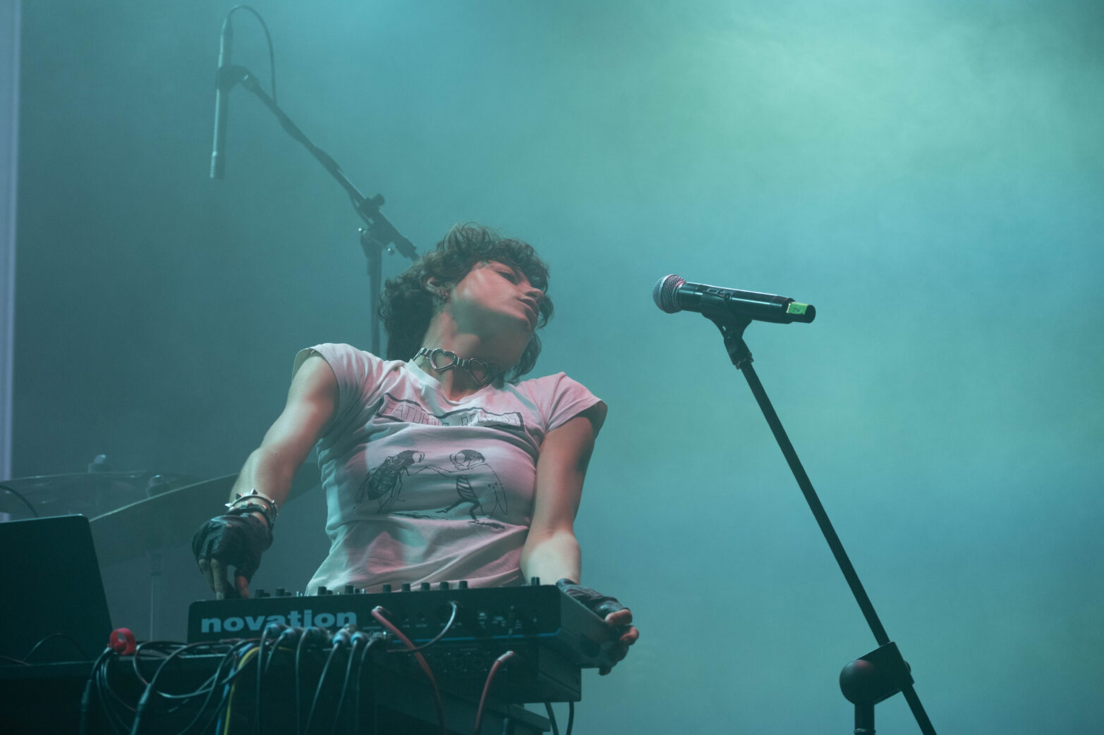 Julia de Arco experimenta con la mesa de mezclas en su concierto en Radar Joven 2025, en Madrid. (La Voz Cultural/Zelsas)
