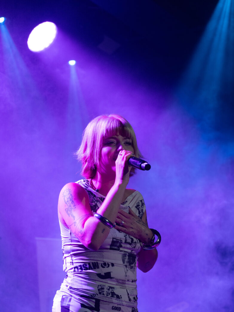 Alba Reche, en un momento de su concierto en Radar Joven 2025. (La Voz Cultural/Zelsas)