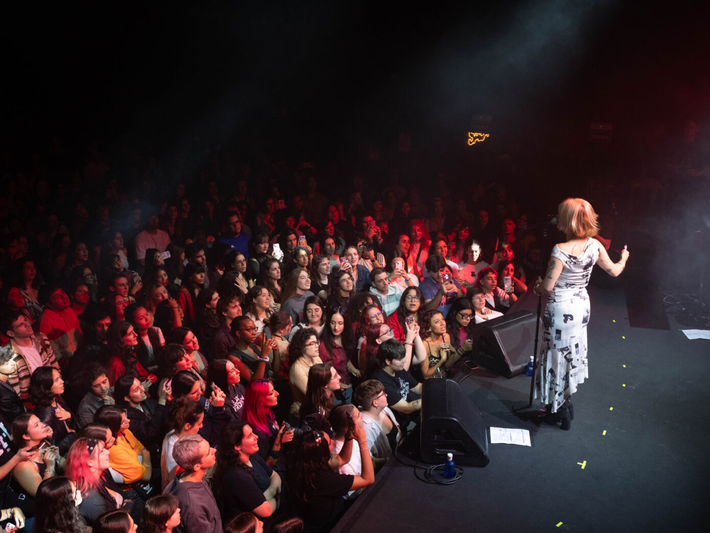 Un momento del concierto de Alba Reche en el ciclo Radar Joven 2025, en La Sala. (La Voz Cultural/Zelsas)