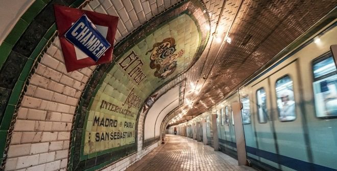 Vista del andén de la histórica estación de Chamberí, con sus característicos azulejos publicitarios. (Turismo de Madrid)