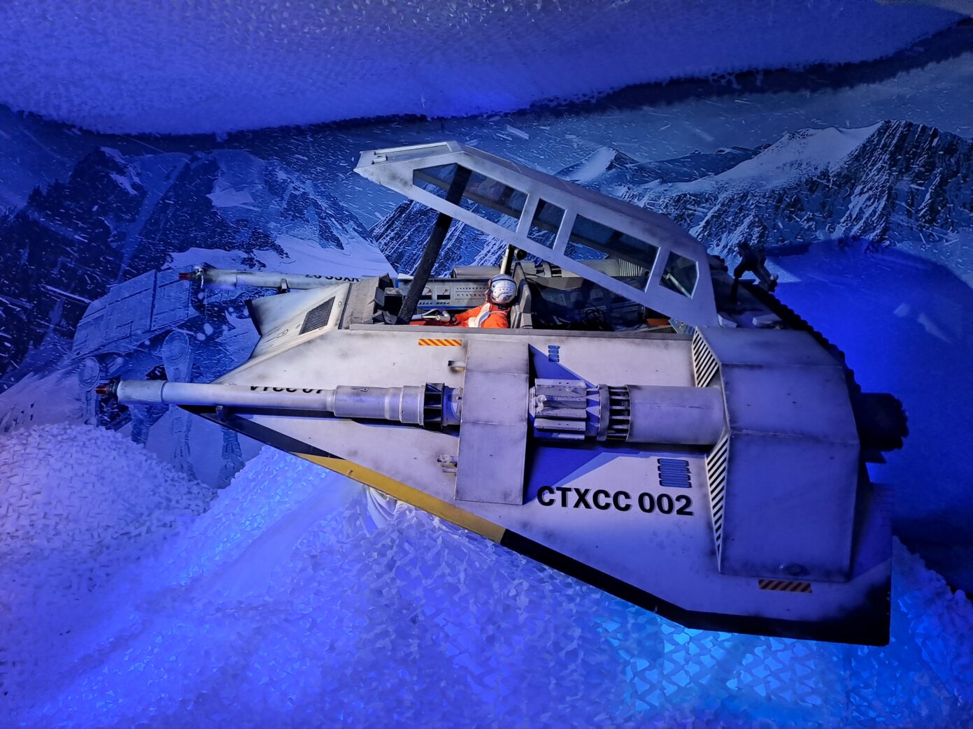 Recreación de una moto deslizadora imperial en el planeta helado de Hoth. (La Voz Cultural/Marina Velasco)