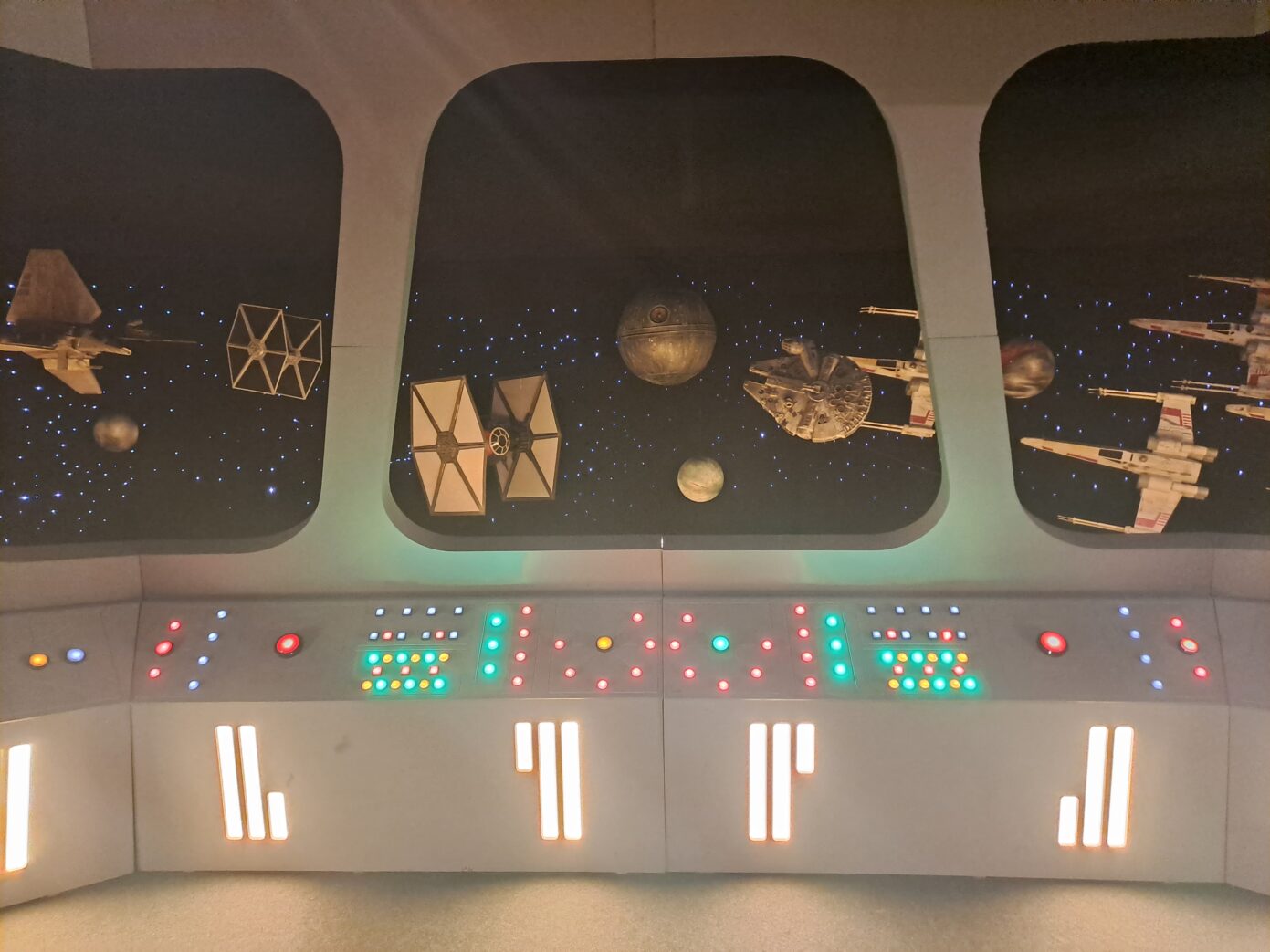 Una ventana al corazón de la galaxia: cazas imperiales y naves rebeldes sobrevuelan el espacio. (La Voz Cultural/Marina Velasco)