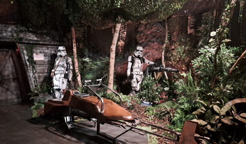 Recreación de Endor con soldados imperiales y una speeder bike de 'El retorno del Jedi'. (La Voz Cultural/Marina Velasco)
